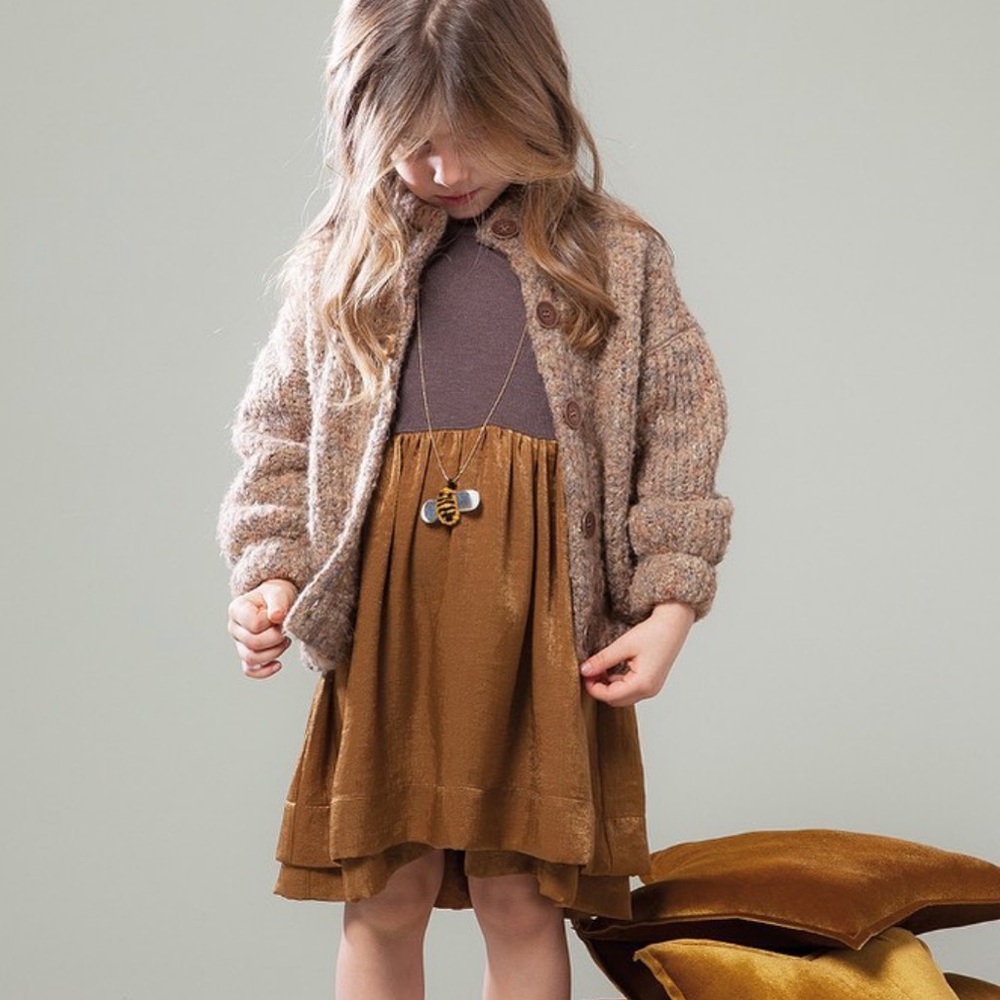 Girl dress in brown and pink.